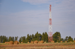 Radio tornis lauku ainavā